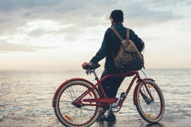 kadın vintage bisiklet ile