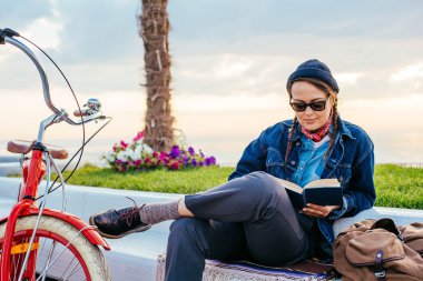 Deniz dinlenme Bisiklet kadınla