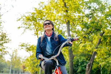 kadın binicilik bisiklet