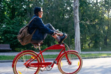 kadın binicilik bisiklet