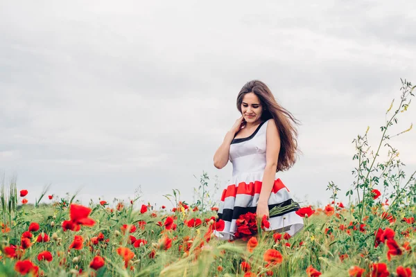 Gelincik tarlasında genç bir kadın