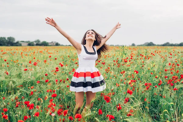 Jeune femme dans le champ de pavot — Photo