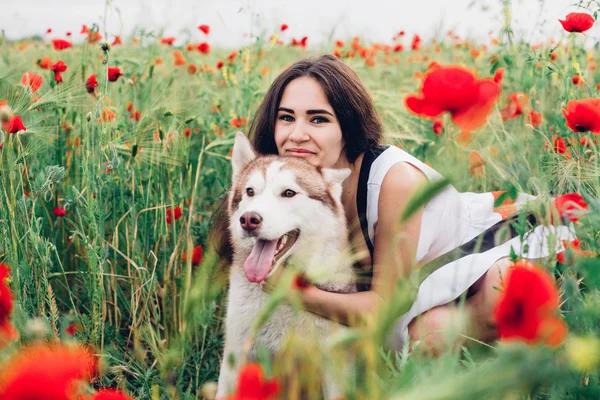 Jovem mulher com cão — Fotografia de Stock