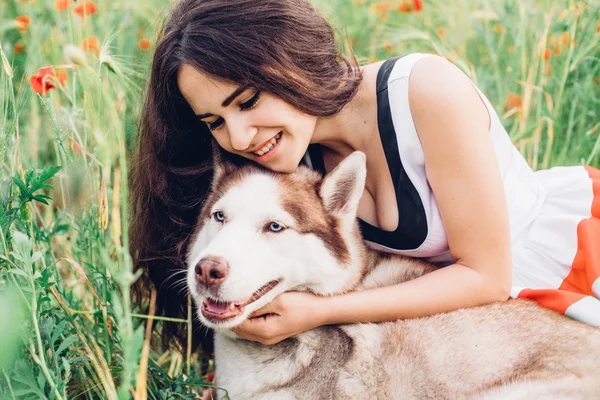 Köpekli genç kadın.