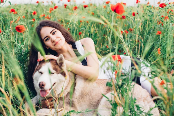 Jovem mulher com cão — Fotografia de Stock