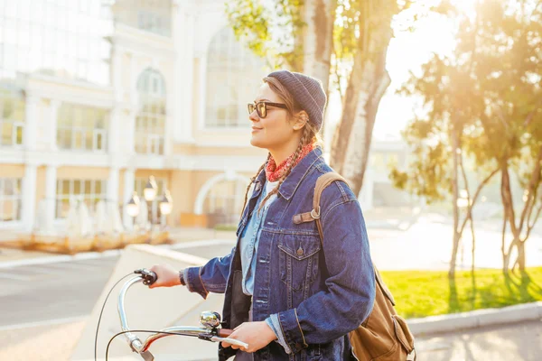 Bicicleta de montar femenina — Foto de Stock