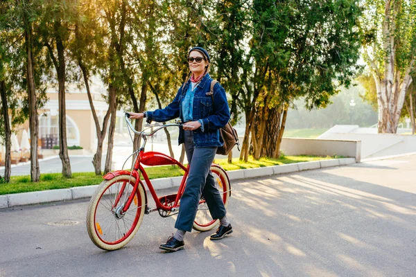 Bicicleta de equitação feminina — Fotografia de Stock