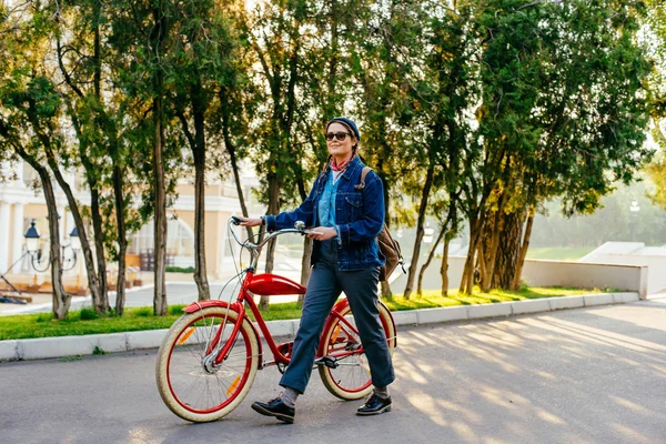 Bicicleta de equitação feminina — Fotografia de Stock