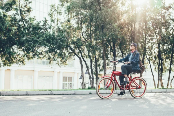 Kobiece jazdy na rowerze — Zdjęcie stockowe