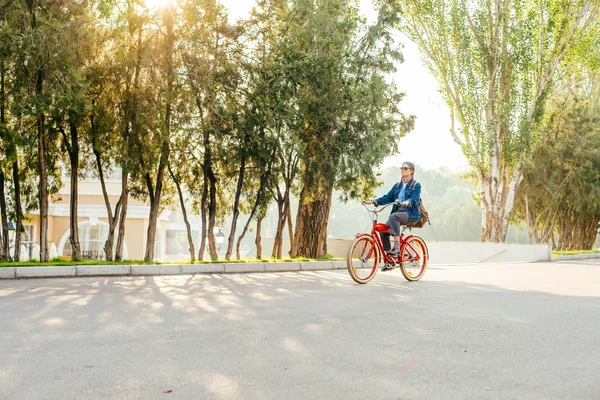Kobiece jazdy na rowerze — Zdjęcie stockowe
