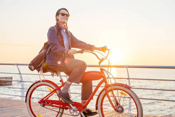 Жінка з вінтажним велосипедом — стокове фото