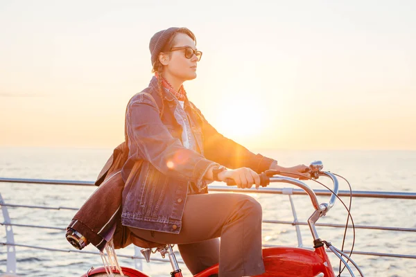 Mujer con bicicleta vintage — Foto de Stock