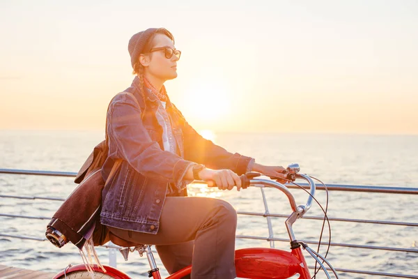 Mujer con bicicleta vintage —  Fotos de Stock