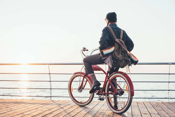 kadın vintage bisiklet ile