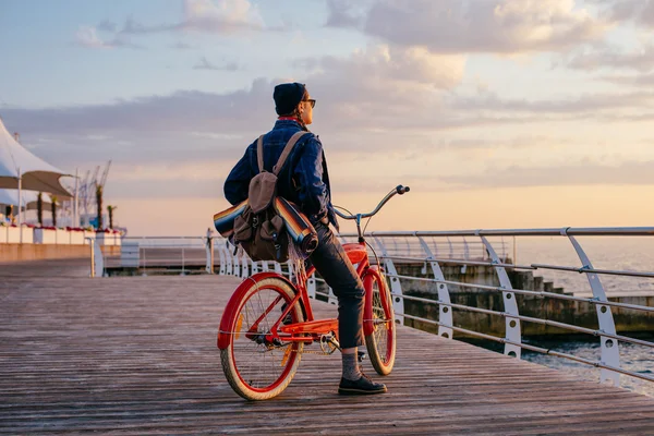 Mujer con bicicleta vintage — Foto de Stock