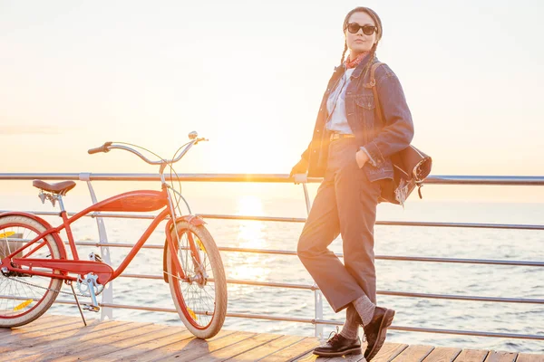 kadın vintage bisiklet ile