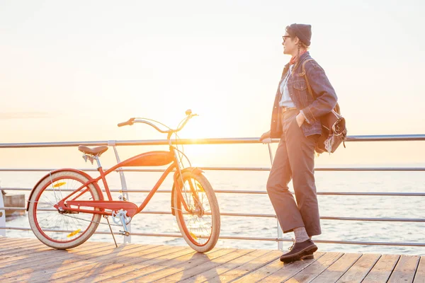 Woman with vintage bicycle — Stock Photo, Image