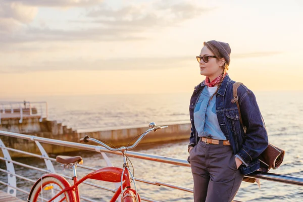 Mulher com bicicleta vintage — Fotografia de Stock