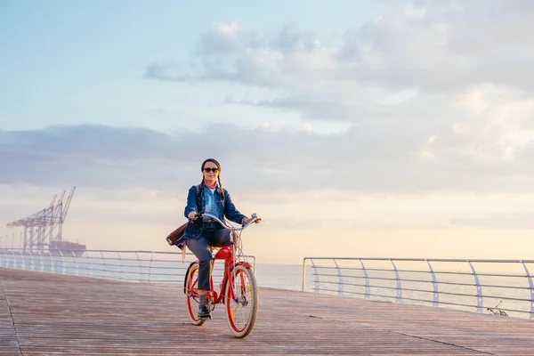 Mulher com bicicleta vintage — Fotografia de Stock