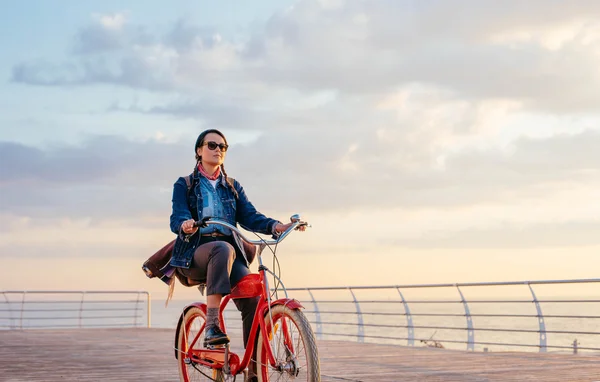 Mujer con bicicleta vintage — Foto de Stock