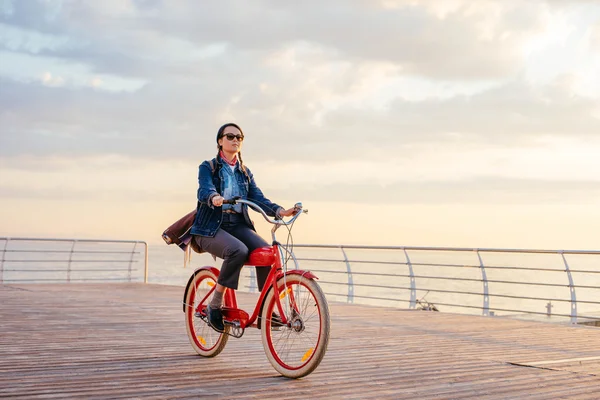 Mulher com bicicleta vintage — Fotografia de Stock