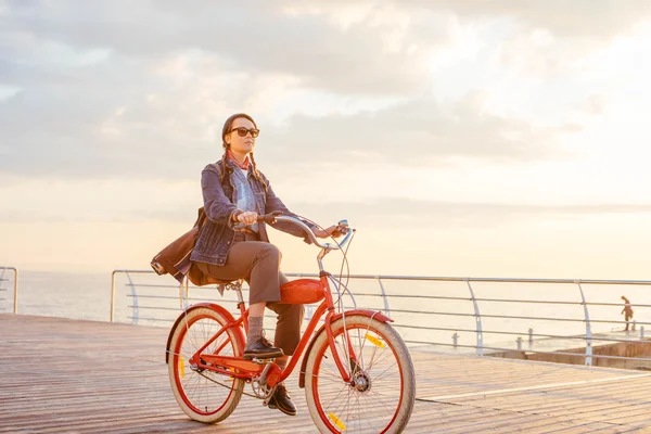 Mujer con bicicleta vintage — Foto de Stock