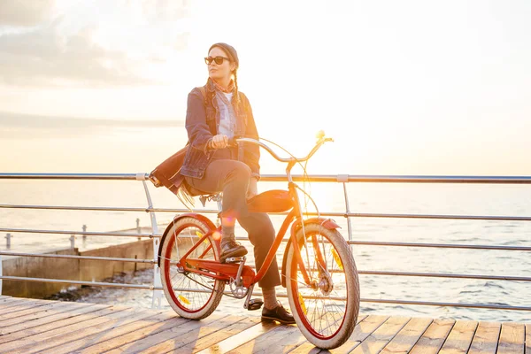 Kobiety z rocznika rowerów — Zdjęcie stockowe