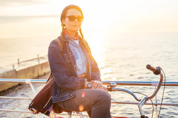 kadın vintage bisiklet ile