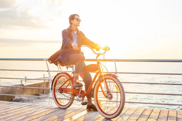 kadın vintage bisiklet ile