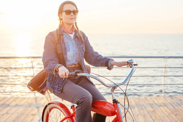 Mujer con bicicleta vintage — Foto de Stock