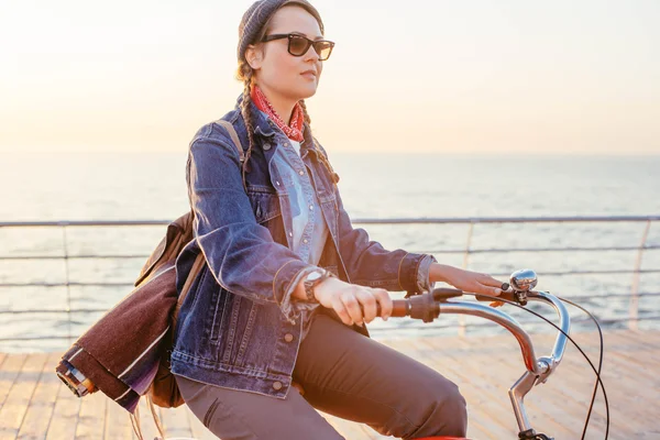 Woman with vintage bicycle — Stock Photo, Image