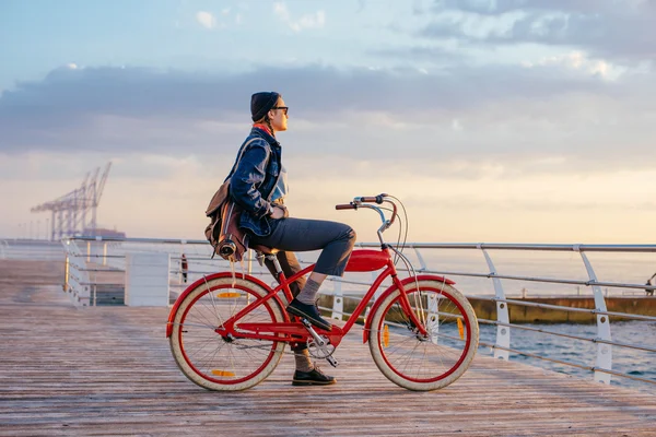 Femme avec vélo vintage — Photo