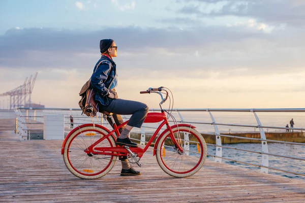 Жінка з вінтажним велосипедом — стокове фото