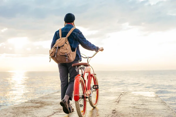 Femme avec vélo vintage — Photo