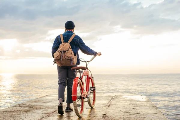 kadın vintage bisiklet ile