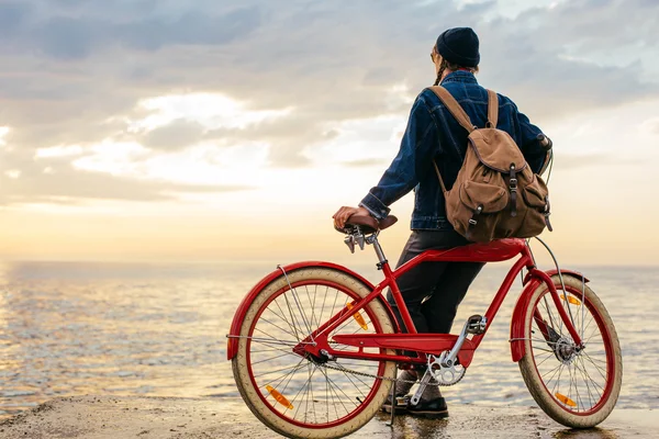 Mulher com bicicleta vintage — Fotografia de Stock