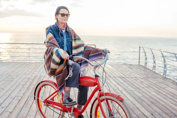 kadın vintage bisiklet ile