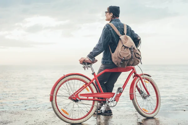 Mulher com bicicleta vintage — Fotografia de Stock