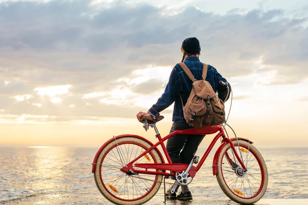 Woman with vintage bicycle — Stock Photo, Image