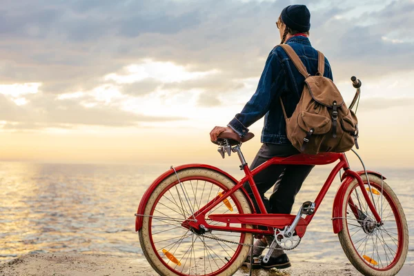 Mulher com bicicleta vintage — Fotografia de Stock