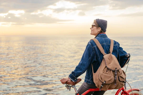 Femme avec vélo vintage — Photo