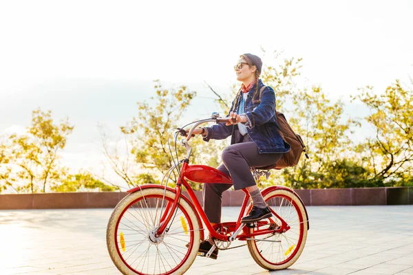 Bicicleta de montar femenina — Foto de Stock