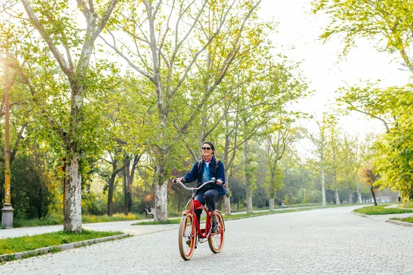 Female riding bicycle — Stock Photo, Image