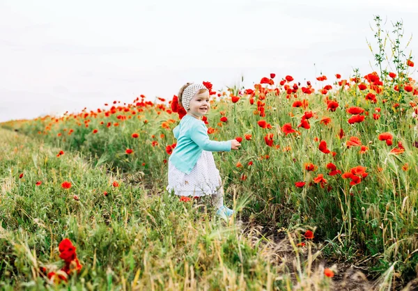 Mãe e filha no campo de papoula — Fotografia de Stock