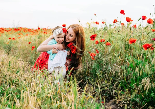 Mãe e filha no campo de papoula — Fotografia de Stock