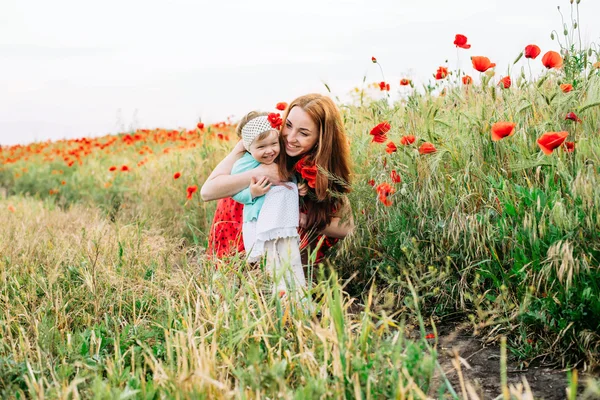 Mãe e filha no campo de papoula — Fotografia de Stock