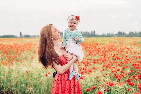 Mãe e filha no campo de papoula — Fotografia de Stock