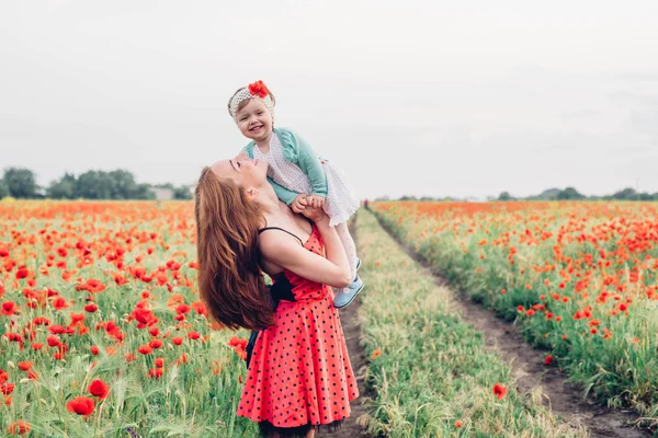 Мать и дочь на маковом поле — стоковое фото