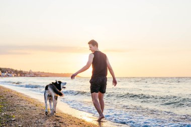 Delikanlı ile köpek sahilde