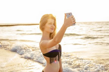 Kumsalda genç bir kadın 